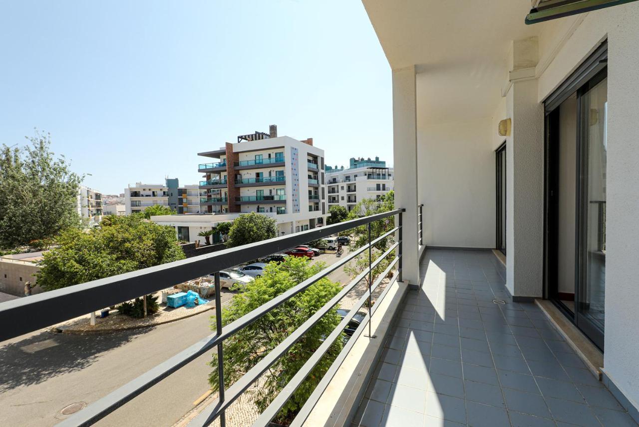 C24 - Sandy Way 3 Bed In Apartment *